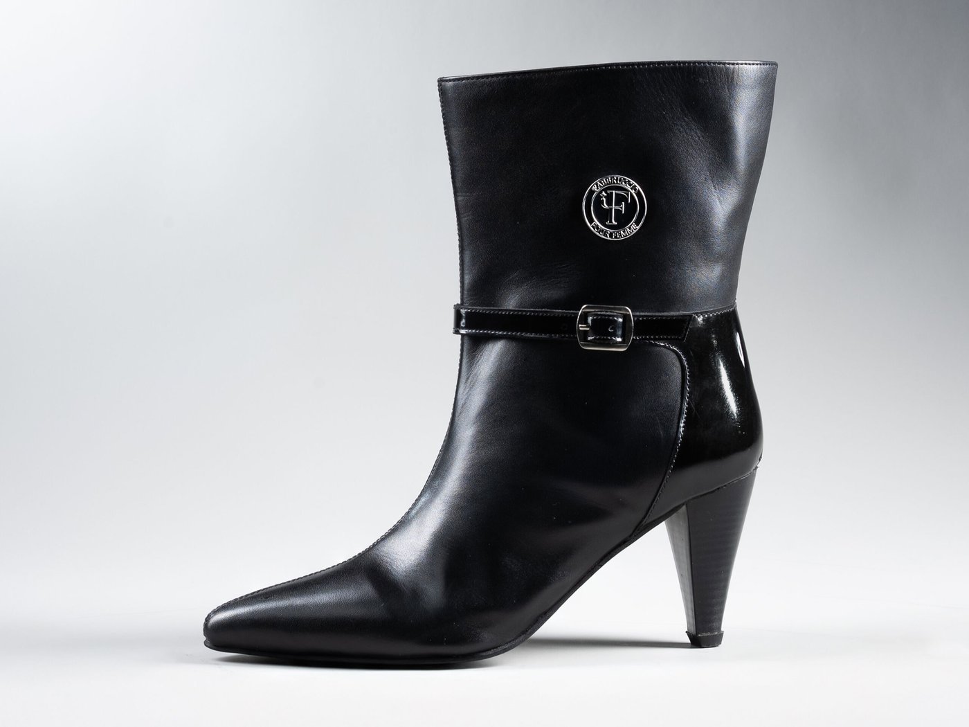 Cleopatra Black, side profile showing the 2.5-inch pencil heel