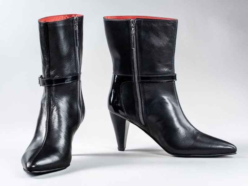 Cleopatra – Black — angled view